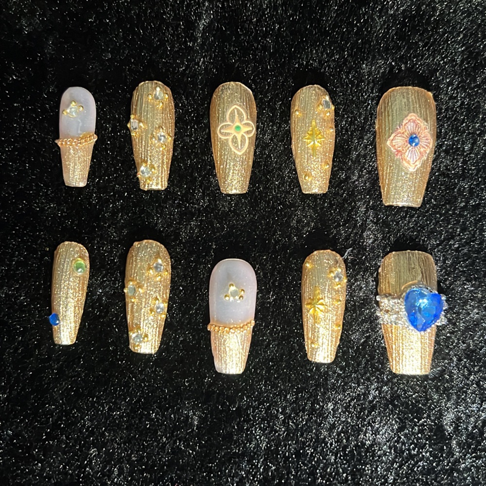 Press on nails